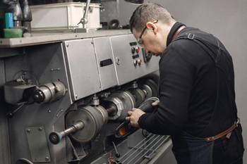 How an Electronic Repair Store Restores Faulty Capacitors in Servo Drives Without Compromising Efficiency